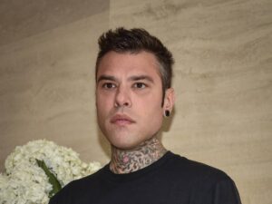 Fedez torna a casa. Dimesso dopo 8 giorni dal Fatebenefratelli: come sta