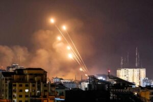 Israele in guerra, bombe a Gaza. americani e tedeschi tra i rapiti