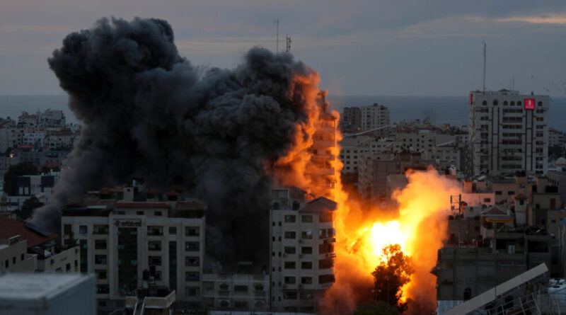 Israele bombarda Gaza: colpiti 500 obiettivi di Hamas. “Entro 24-48 ore operazione via terra”. Si combatte ancora in 6 insediamenti | Diretta