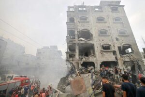Gaza al buio sotto le bombe, strage al mercato / Il reportage