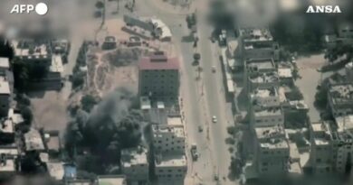 Attacchi sulla Striscia di Gaza, le immagini aeree dei raid diffuse dall’esercito israeliano: “Colpiti obiettivi di Hamas”