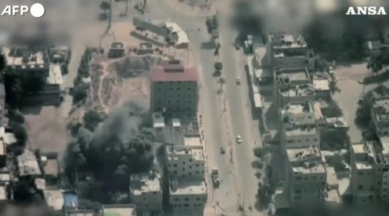Attacchi sulla Striscia di Gaza, le immagini aeree dei raid diffuse dall’esercito israeliano: “Colpiti obiettivi di Hamas”