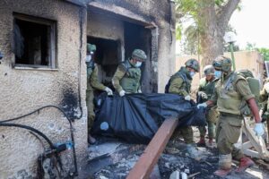 Oltre 1.200 morti in Israele. Neonati decapitati in un kibbutz. L’esercito contro l’offensiva totale
