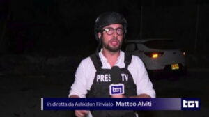 Esplode un razzo in diretta: l’inviato del Tg1 interrompe il collegamento e fugge