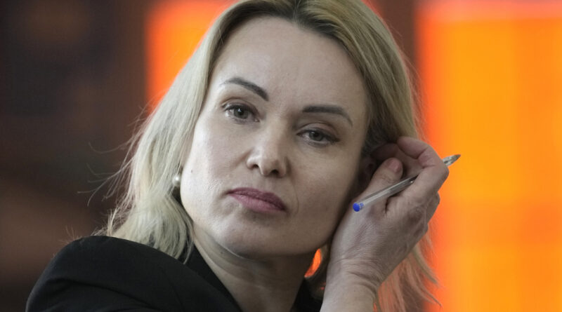 La polizia francese sta indagando sul possibile avvelenamento della giornalista russa Marina Ovsyannikova, che protestò contro l’invasione dell’Ucraina