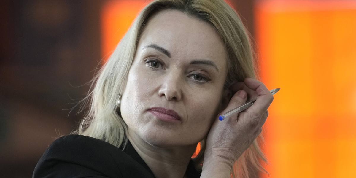 La polizia francese sta indagando sul possibile avvelenamento della giornalista russa Marina Ovsyannikova, che protestò contro l’invasione dell’Ucraina