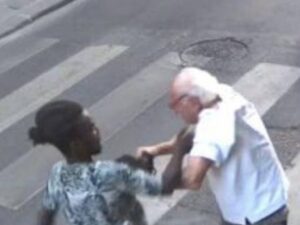 L’aggressione e i pugni: straniero rapina 91enne tra l’indifferenza dei passanti