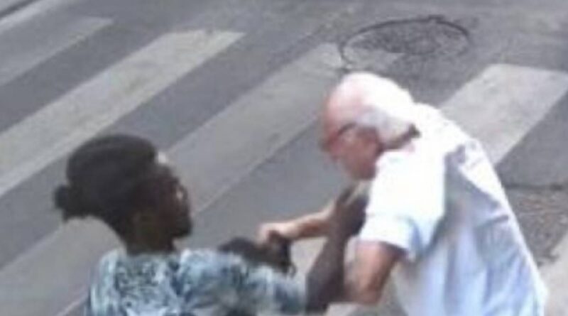L’aggressione e i pugni: straniero rapina 91enne tra l’indifferenza dei passanti
