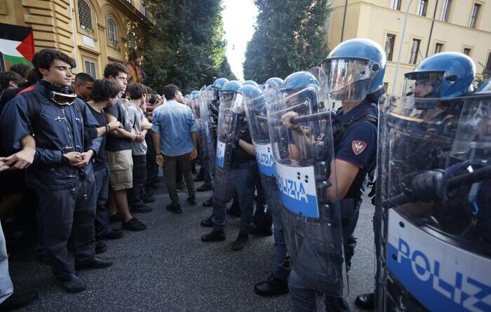 Corteo pro Palestina a Roma, tensione tra studenti e forze dell’ordine