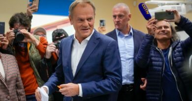 Elezioni Polonia, verso il ribaltone: i sovranisti avanti, ma Tusk e gli alleati europeisti hanno i numeri per governare