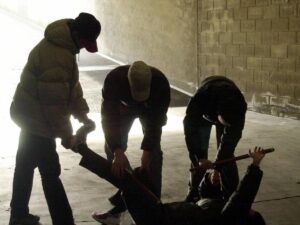 Legato alla panchina, spogliato e costretto a baciare i loro piedi: a Latina l’orrore della baby gang sul disabile