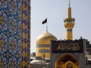 Bandiera nera sulla moschea in Iran: la dichiarazione di guerra dell’Islam