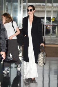 Angelina Jolie si impegna a vestirsi in modo elegante in aeroporto