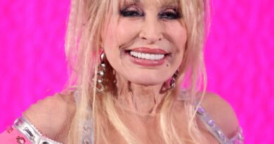 Amate i capelli di Dolly Parton? È una parrucca, forse disegnata da questa donna