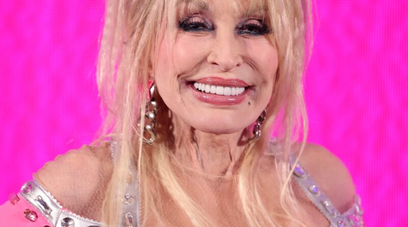 Amate i capelli di Dolly Parton? È una parrucca, forse disegnata da questa donna