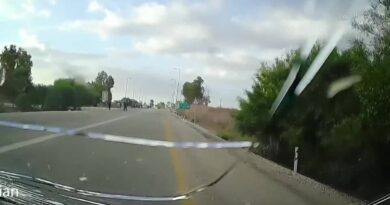 VIDEO: I terroristi di Hamas uccidono due civili in fuga sull’autostrada