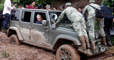 La foto del presidente messicano impantanato nel tentativo di raggiungere le zone colpite dall’uragano Otis