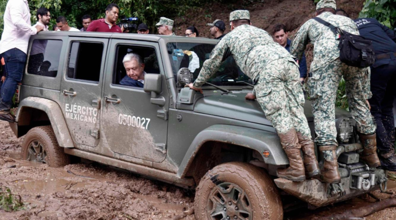 La foto del presidente messicano impantanato nel tentativo di raggiungere le zone colpite dall’uragano Otis