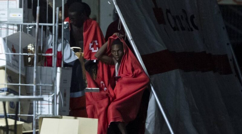 Migranti, la strategia della Meloni funziona: i barchini fanno rotta verso la Spagna
