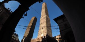 La chiusura dell’area sotto la torre Garisenda di Bologna durerà alcuni anni