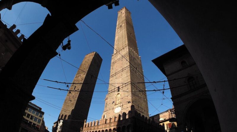 La chiusura dell’area sotto la torre Garisenda di Bologna durerà alcuni anni