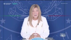 Crozza/Meloni sul rincaro del prezzo degli assorbenti: “E che devo soffrire solo io come donna?”