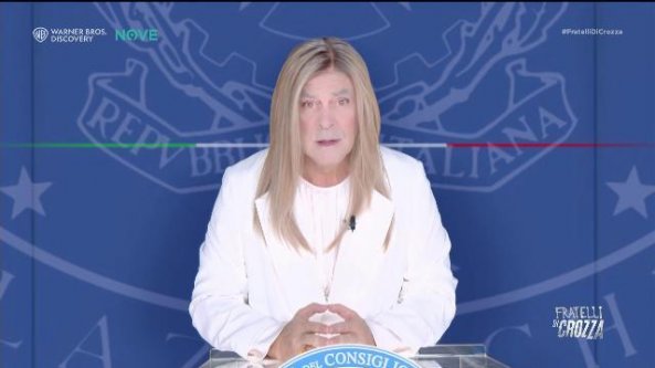Crozza/Meloni sul rincaro del prezzo degli assorbenti: “E che devo soffrire solo io come donna?”