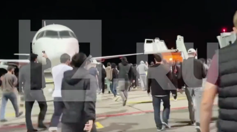 Una folla ha attaccato un aereo atterrato da Israele, in Russia