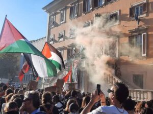 Bandiera palestinese sul municipio: l’ennesima provocazione della sinistra ad Israele