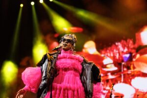 Lauryn Hill torna sul palco con un guardaroba perfettamente eclettico