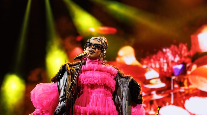 Lauryn Hill torna sul palco con un guardaroba perfettamente eclettico