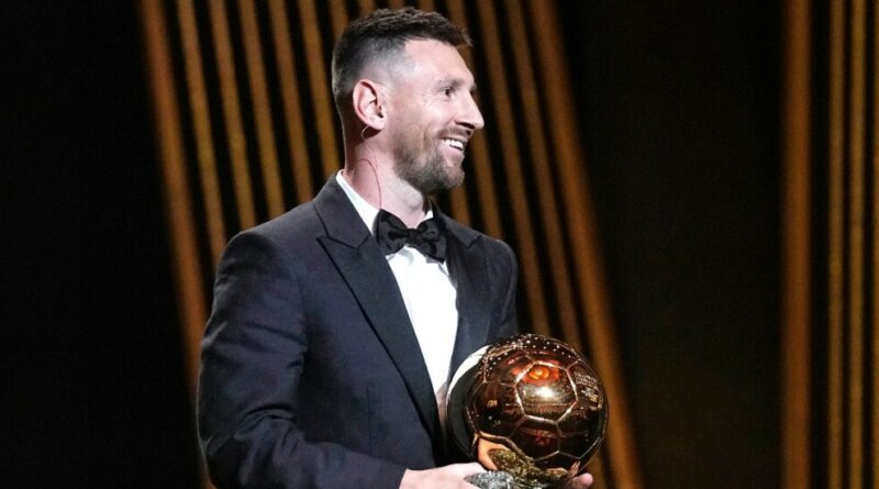 Pallone d’Oro, l’ottavo trionfo di Messi: “Ringrazio Maradona”. Battuti Haaland e Mbappé