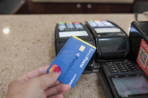 Spinta ai prelievi col Pos nei negozi e dai tabaccai