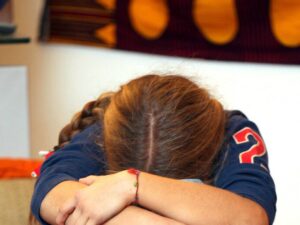 Bimba stuprata in albergo a Perugia: l’animatore era già stato condannato per abusi su minori