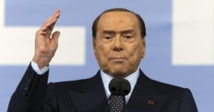 Caso Olgettine, Berlusconi a Guerra: “Non ti intesto casa, è corruzione”