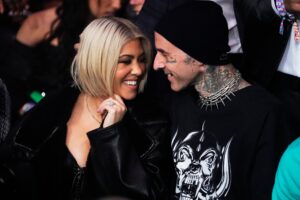 Kourtney Kardashian e Travis Barker accolgono il loro primo figlio insieme