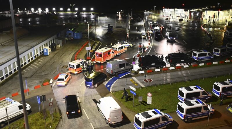 Un uomo ha fatto irruzione con la sua auto sulla pista dell’aeroporto di Amburgo