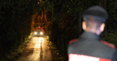Coniugi trovati morti dal figlio nel Milanese, è omicidio-suicidio