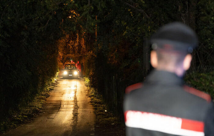 Coniugi trovati morti dal figlio nel Milanese, è omicidio-suicidio