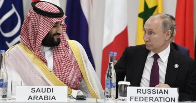 L’Arabia Saudita e la Russia hanno detto che proseguiranno i tagli alla loro produzione di petrolio almeno fino alla fine dell’anno