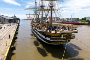 La nave Vespucci in arrivo a La Plata, in Argentina
