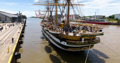 La nave Vespucci in arrivo a La Plata, in Argentina