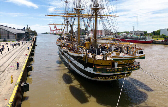 La nave Vespucci in arrivo a La Plata, in Argentina