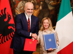 “Due centri per gli immigrati irregolari in Albania”. La Meloni sigla l’accordo con Rama