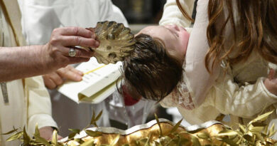 Il Vaticano: “Sì al battesimo ai trans e i gay possono fare i padrini”