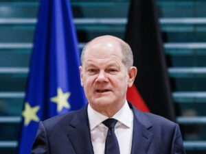 Schiaffo alla sinistra. Scholz ci copia sui migranti: procedura d’asilo anche nei Paesi terzi