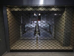 Algerino urla “Allah akbar” poi estrae il coltello: paura sulla metro a Milano