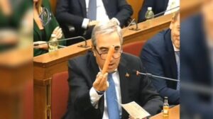 Gasparri in Vigilanza Rai mostra cognac e carota a Ranucci: “Qui non mangiamo nessuno”