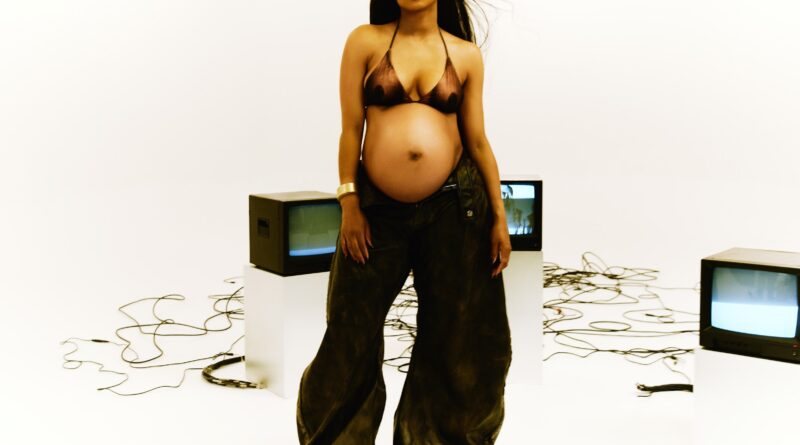 Ciara realizza un servizio di maternità di alta moda