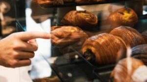 E in un bar di Roma si prenota la colazione (come la cena al ristorante)